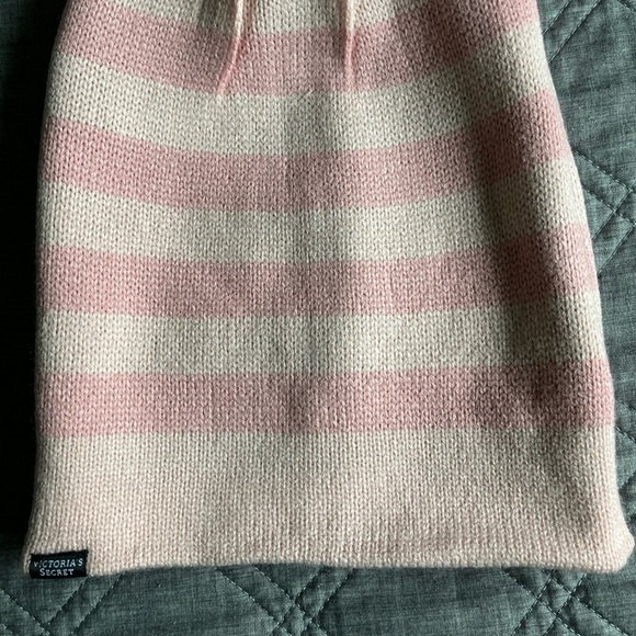 Victoria Secret Reversible Beanie - NWT - Picture 5 of 5